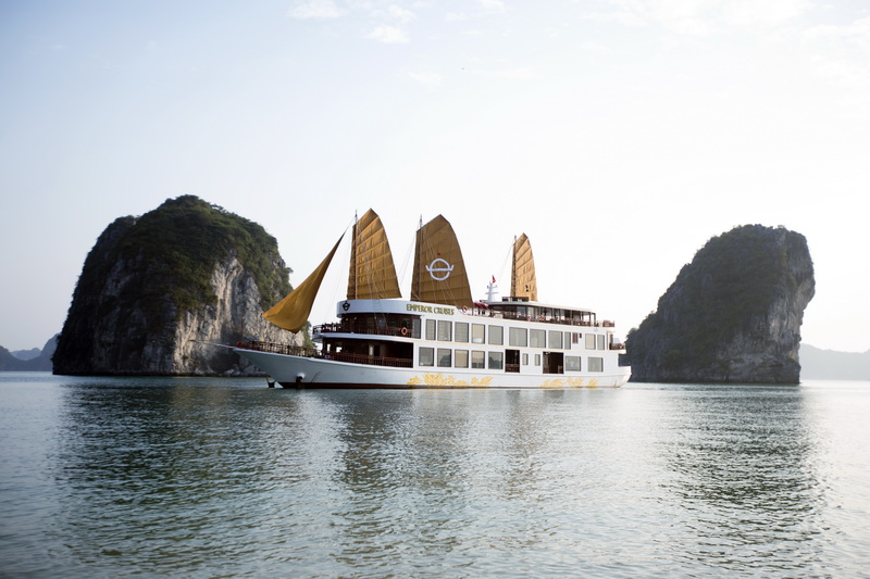 Du thuyền Emperor Cruises quyến rũ nhất trên vịnh Bái Tử Long