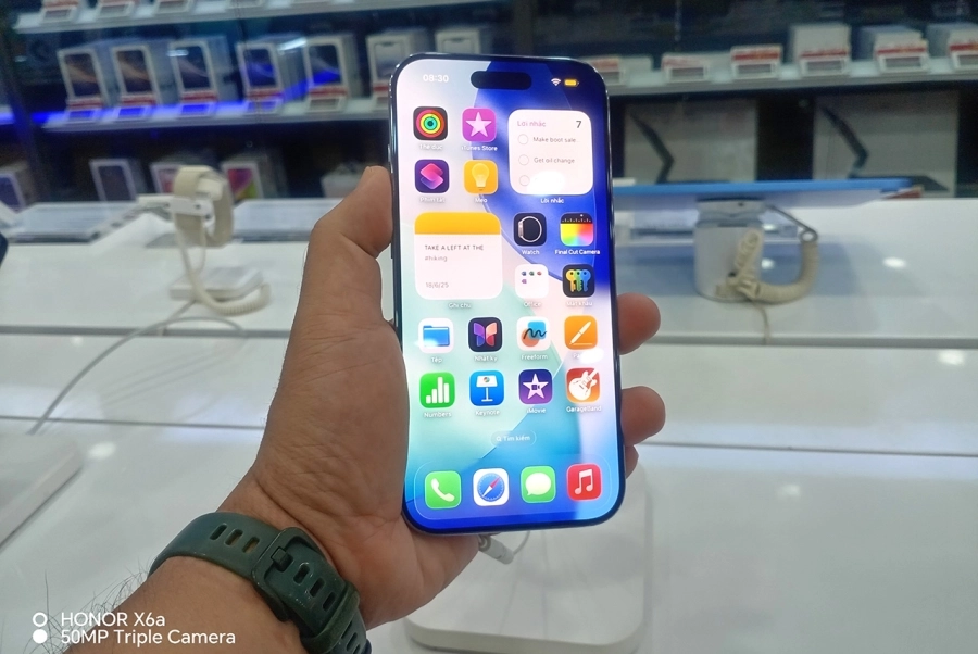Hàng trăm khách hàng nhận iPhone 17, iPhone Air tại Di Động Việt