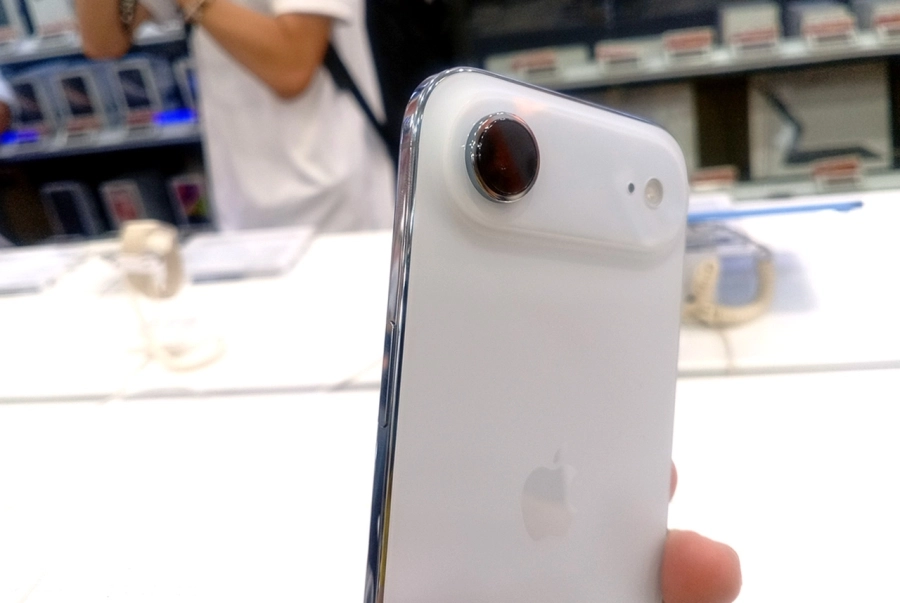 Hàng trăm khách hàng nhận iPhone 17, iPhone Air tại Di Động Việt