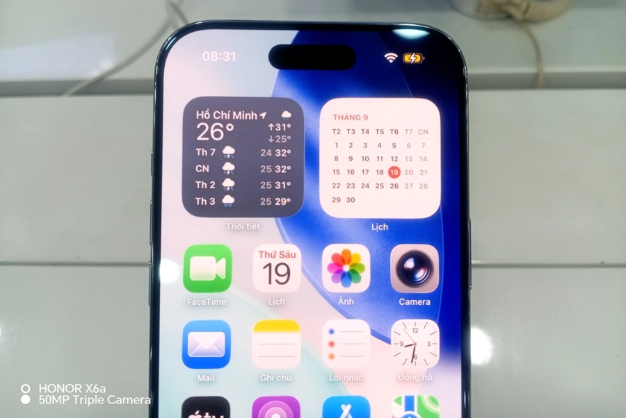 Hàng trăm khách hàng nhận iPhone 17, iPhone Air tại Di Động Việt