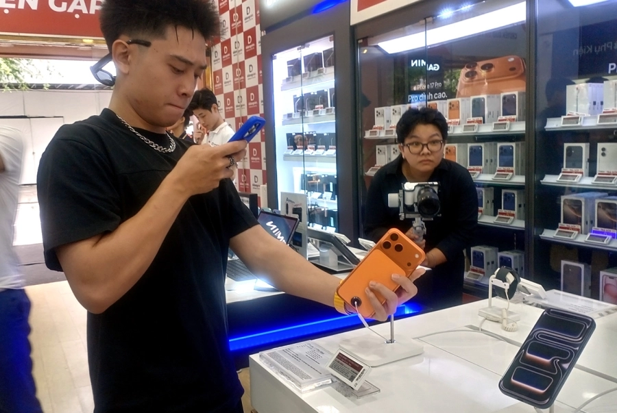 Hàng trăm khách hàng nhận iPhone 17, iPhone Air tại Di Động Việt