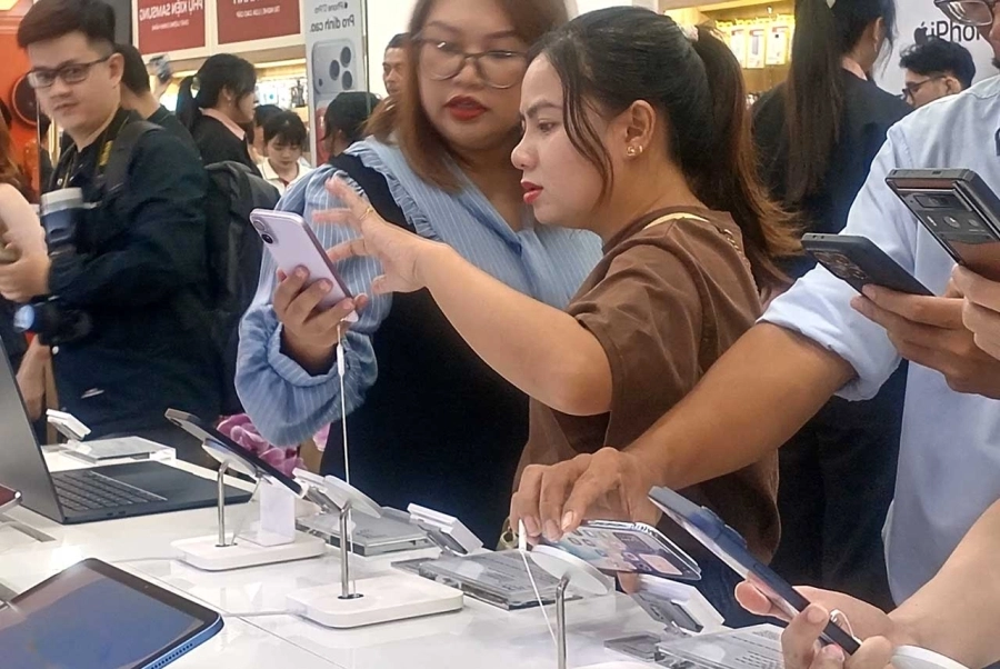 Hàng trăm khách hàng nhận iPhone 17, iPhone Air tại Di Động Việt