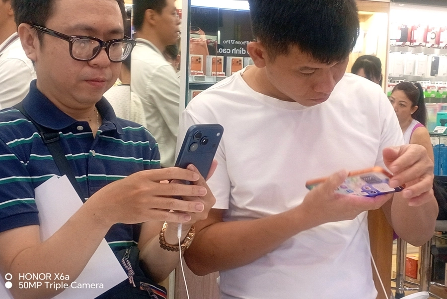 Hàng trăm khách hàng nhận iPhone 17, iPhone Air tại Di Động Việt