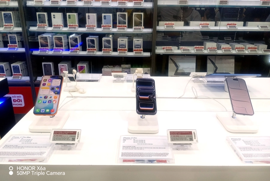 Hàng trăm khách hàng nhận iPhone 17, iPhone Air tại Di Động Việt