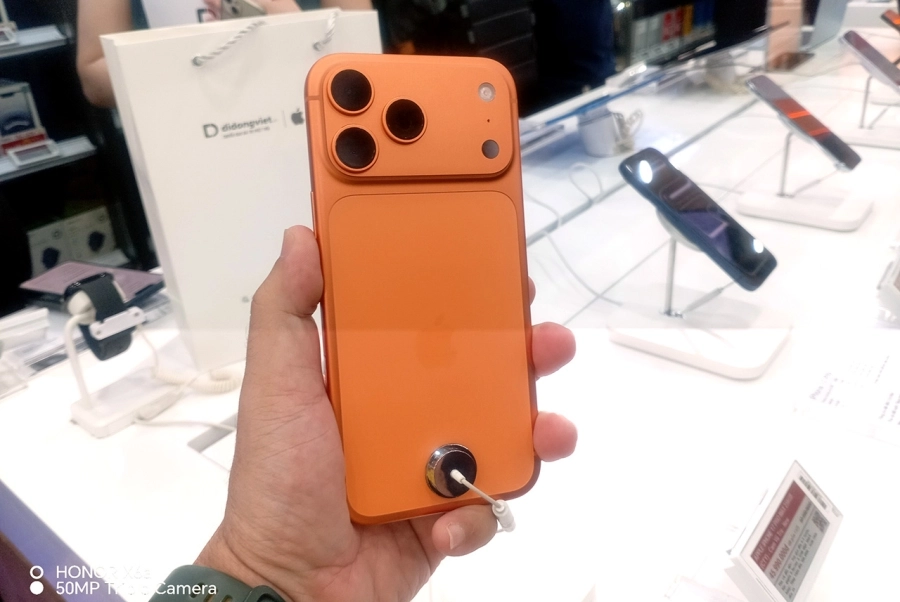 Hàng trăm khách hàng nhận iPhone 17, iPhone Air tại Di Động Việt