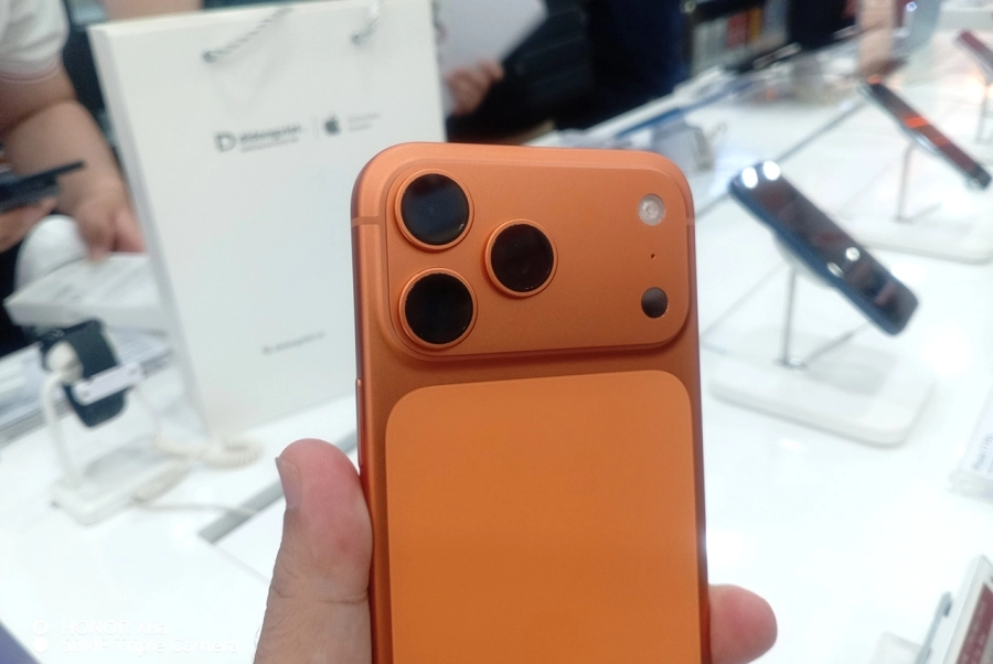 Hàng trăm khách hàng nhận iPhone 17, iPhone Air tại Di Động Việt