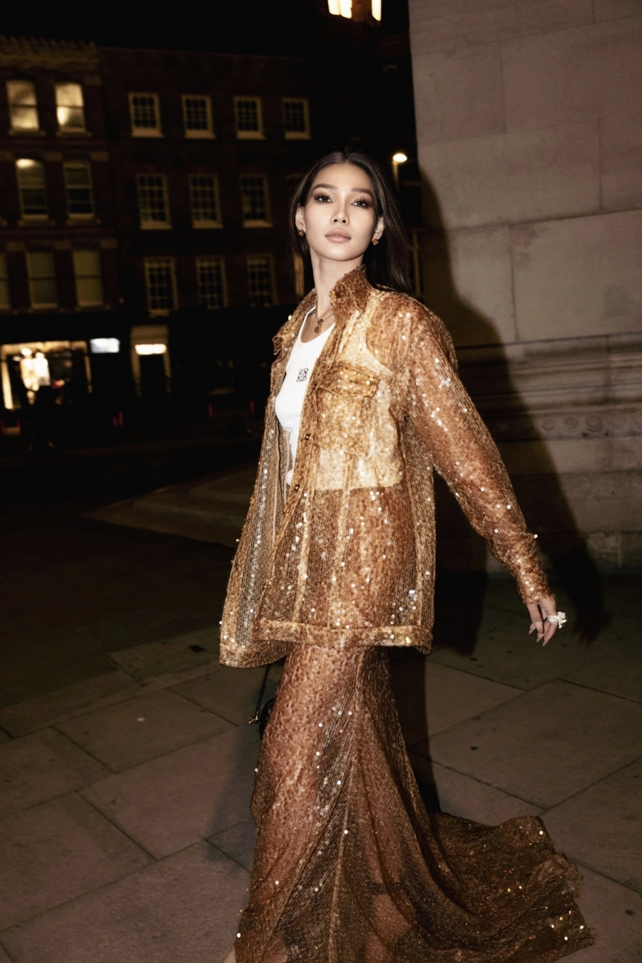 Diệp Linh Châu khoe phong cách ấn tượng khi tham gia show thời trang Burberry tại London Fashion Week 2024