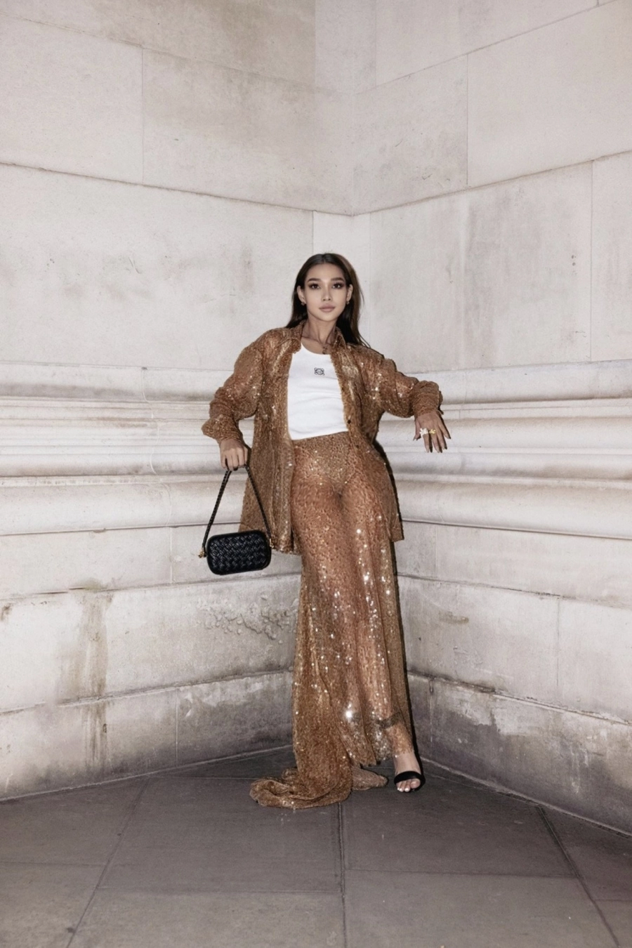 Diệp Linh Châu khoe phong cách ấn tượng khi tham gia show thời trang Burberry tại London Fashion Week 2024