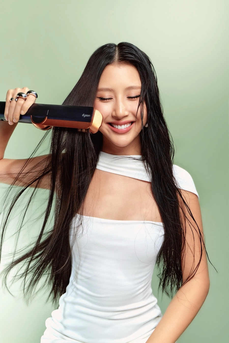 Máy sấy duỗi Dyson Airstrait™: Bí quyết của Quỳnh Anh Shyn cho mái tóc thẳng đẹp thanh lịch 