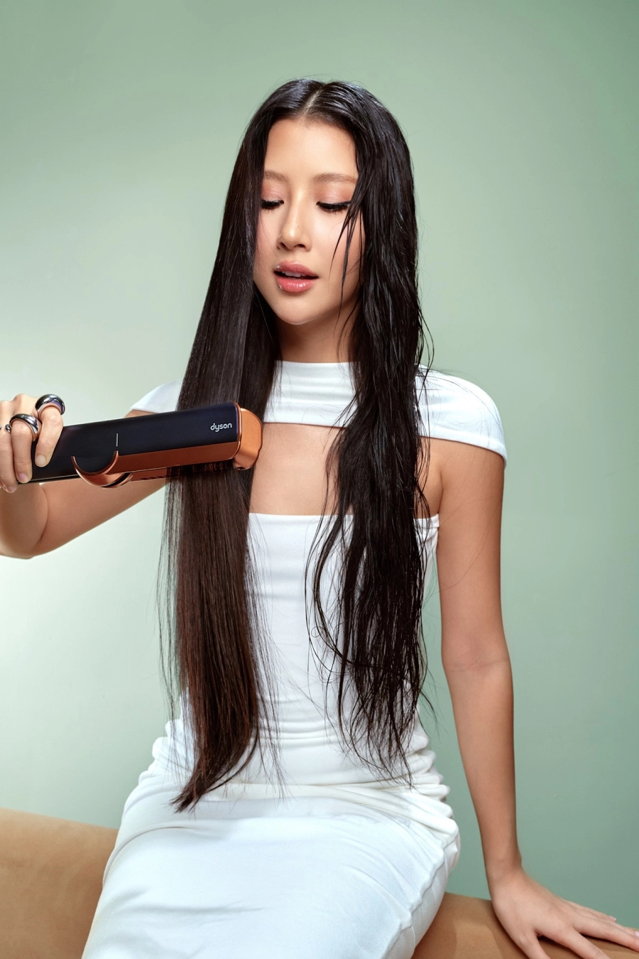 Máy sấy duỗi Dyson Airstrait™: Bí quyết của Quỳnh Anh Shyn cho mái tóc thẳng đẹp thanh lịch 