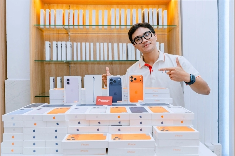 Hàng trăm khách hàng nhận iPhone 17, iPhone Air tại Di Động Việt