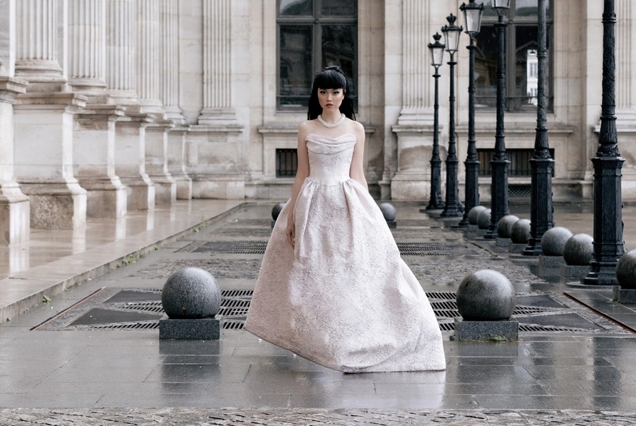 Jessica Minh Anh ‘biến’ Paris thành bản giao hưởng thời trang