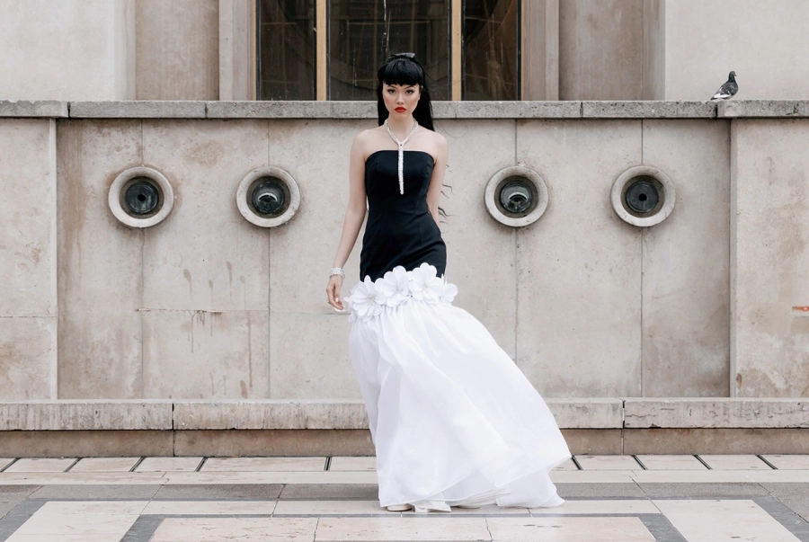 Jessica Minh Anh ‘biến’ Paris thành bản giao hưởng thời trang