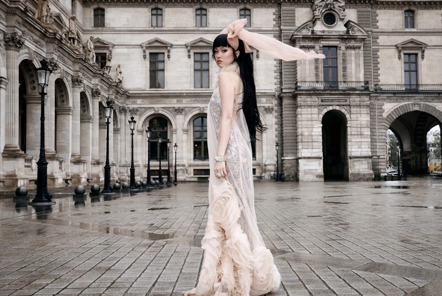 Jessica Minh Anh ‘biến’ Paris thành bản giao hưởng thời trang