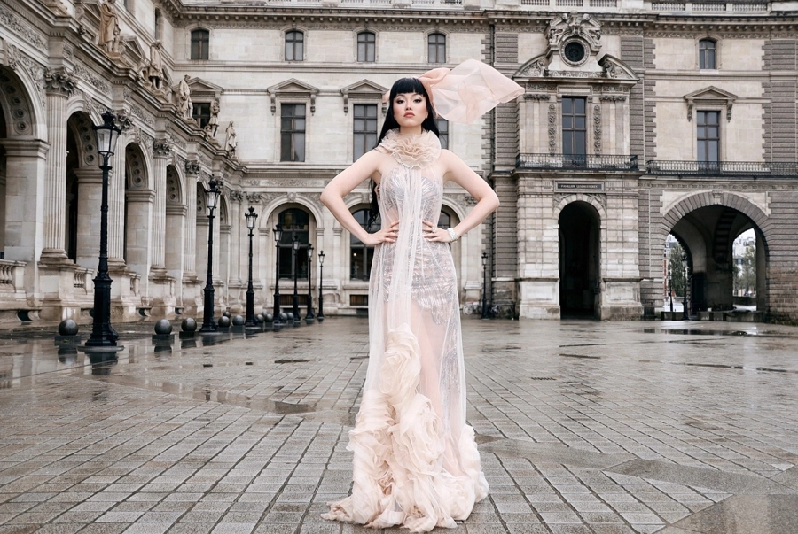 Jessica Minh Anh ‘biến’ Paris thành bản giao hưởng thời trang