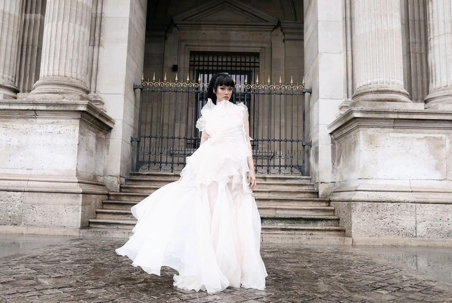 Jessica Minh Anh ‘biến’ Paris thành bản giao hưởng thời trang