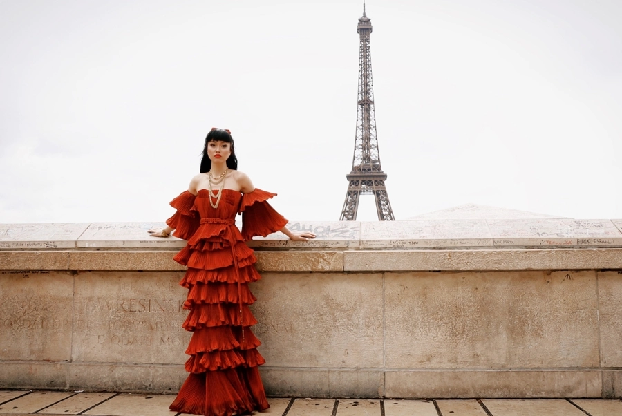 Jessica Minh Anh ‘biến’ Paris thành bản giao hưởng thời trang