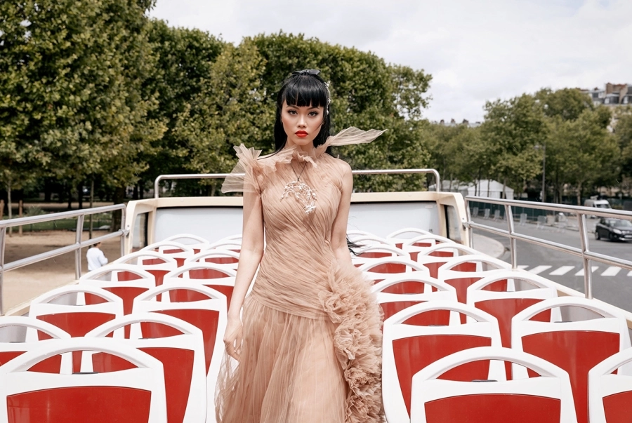 Jessica Minh Anh ‘biến’ Paris thành bản giao hưởng thời trang