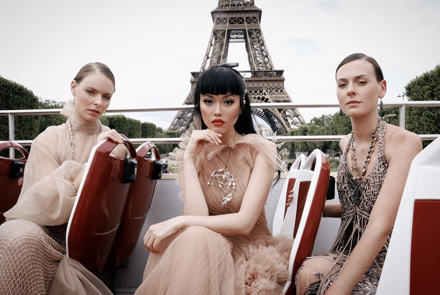 Jessica Minh Anh ‘biến’ Paris thành bản giao hưởng thời trang
