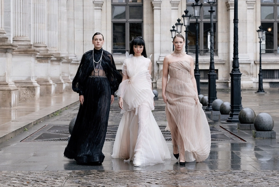Jessica Minh Anh ‘biến’ Paris thành bản giao hưởng thời trang