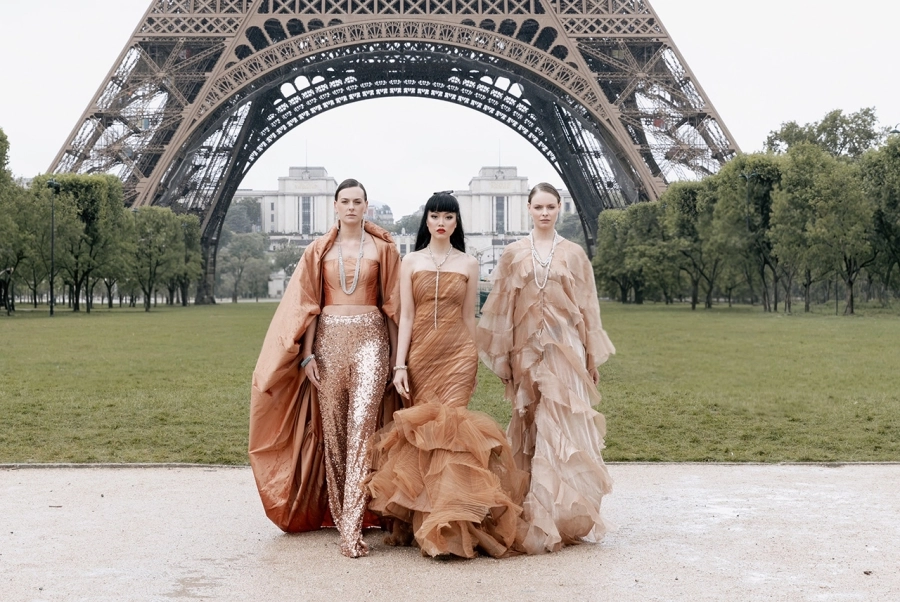 Jessica Minh Anh ‘biến’ Paris thành bản giao hưởng thời trang