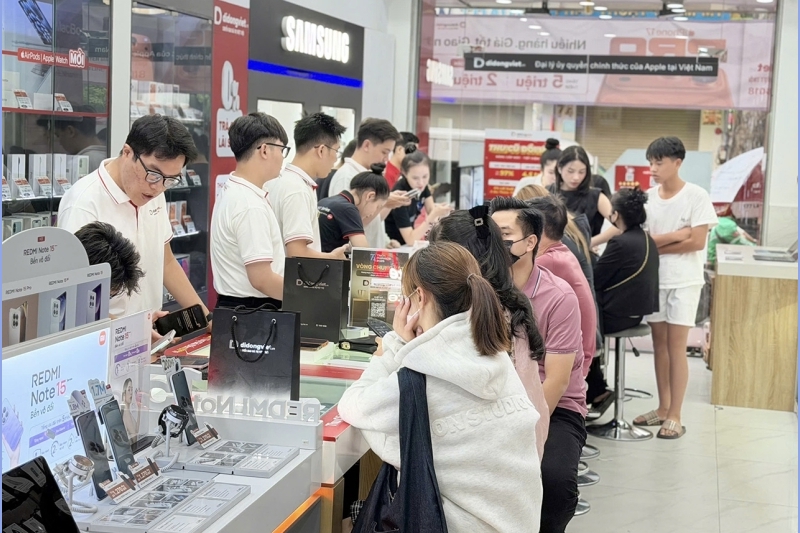 Giá flagship Apple, Samsung giảm sâu tại Di Động Việt