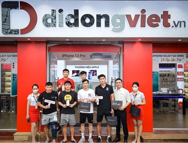 Nhâm Mạnh Dũng cùng đồng đội U23 Việt Nam ghé thăm cửa hàng Di Động Việt sau khi giành chức vô địch Bóng đá nam Seagame 31