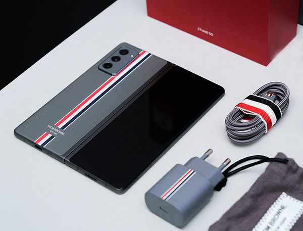 Galaxy Z Fold2  Thom Browne Limited Edition có gì mà giá đến hơn 100 triệu đồng?