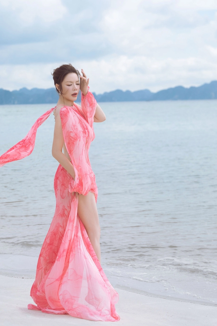 Lý Nhã Kỳ duyên dáng như tiên nữ giữa kỳ quan thế giới  Hạ Long