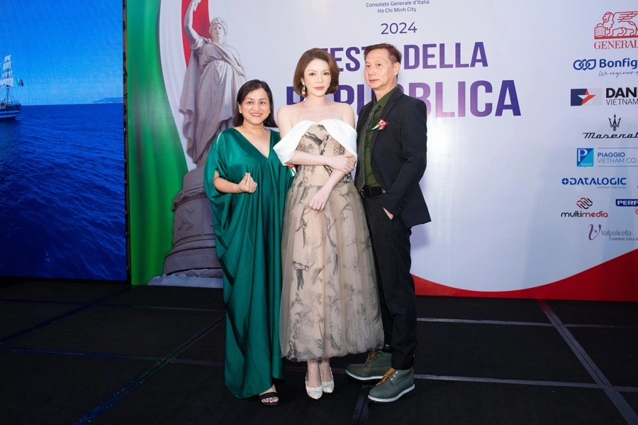 Lý Nhã Kỳ diện váy gợi cảm, khoe nhan sắc trẻ trung tại sự kiện mừng Quốc khánh của Tổng lãnh sự quán Ý