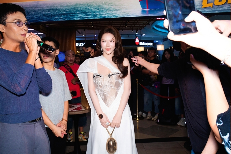 Lý Nhã Kỳ chiếm spotlight tại sự kiện của ra mắt singlge và music video 'Vườn Hồng' của Văn Mai Hương