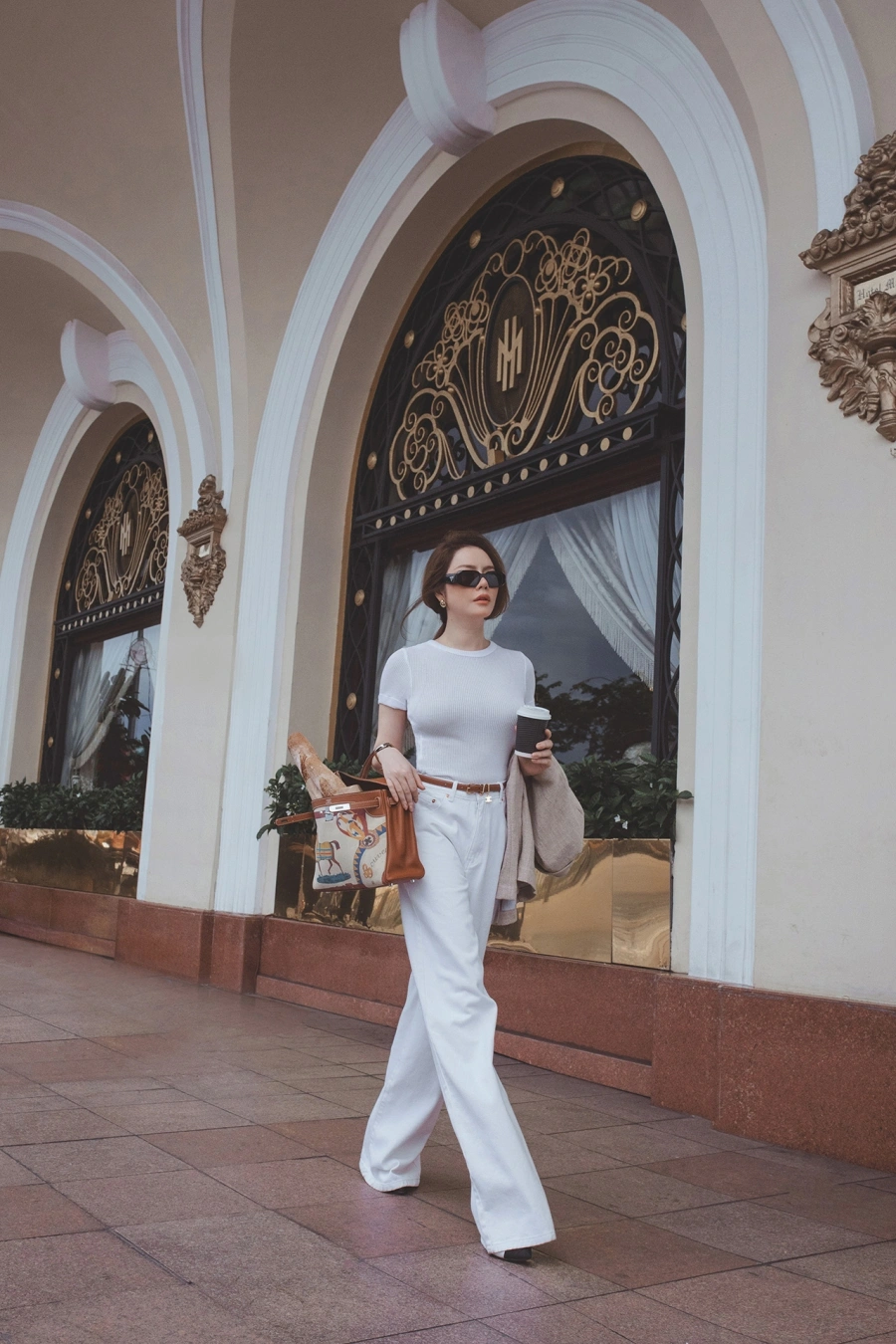 Lý Nhã Kỳ thả dáng street style nhẹ nhàng giữa trung tâm Sài thành