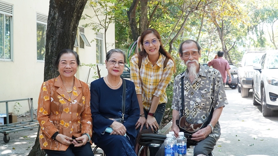 Mekong River tặng 150 phần quà xuân ý nghĩa đến nghệ sĩ