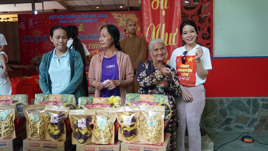 Mekong River tặng 150 phần quà xuân ý nghĩa đến nghệ sĩ
