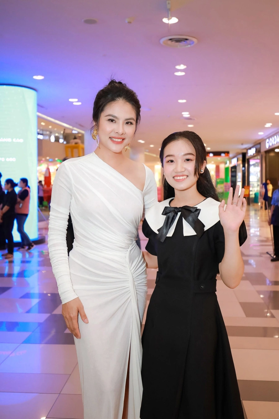 Diễn viên Quang Anh hội ngộ mẫu nhí Minh Thư cùng dàn sao đổ bộ thảm đỏ ra mắt phim 'Kẻ Ẩn Danh'
