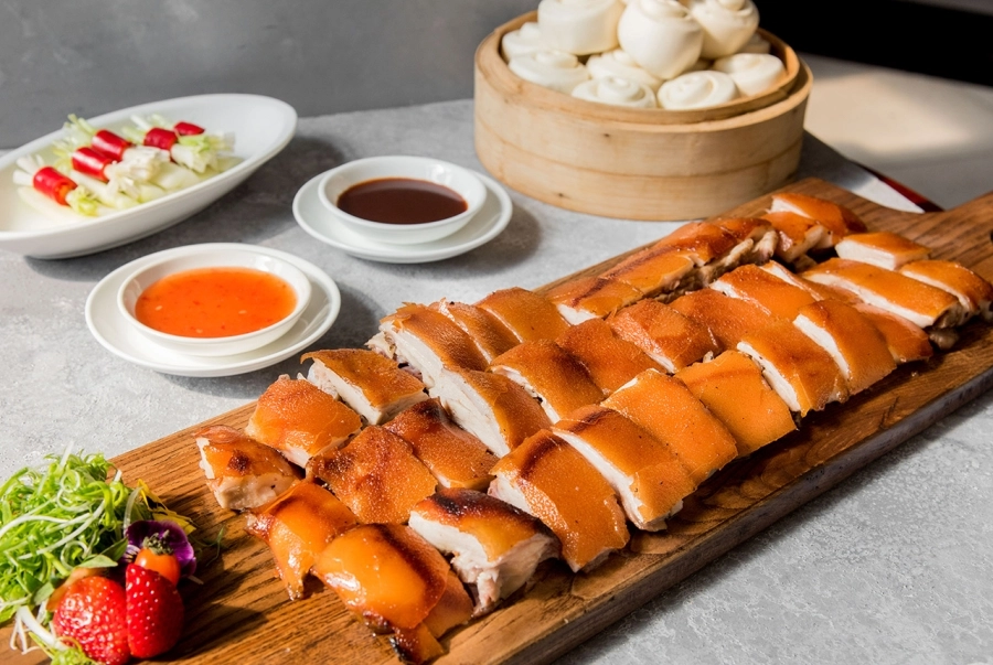 Đón mùa đoàn viên trọn vẹn cùng thực đơn heo sữa quay tại Ngân Đình Sài Gòn