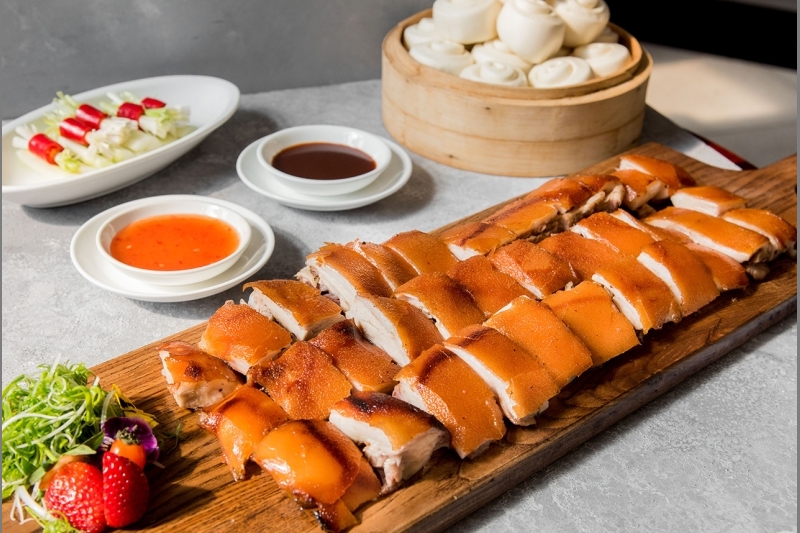 Đón mùa đoàn viên trọn vẹn cùng thực đơn heo sữa quay tại Ngân Đình Sài Gòn