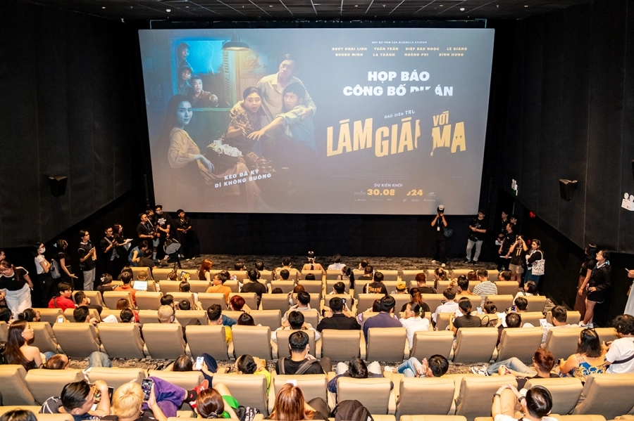 Tuấn Trần thay NSƯT Hoài Linh 'gánh' buổi showcase Làm Giàu Với Ma