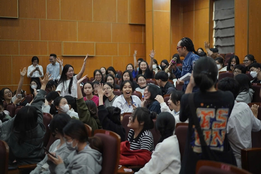 Diễn viên Năm Chà và hành trình Schooltour giúp sinh viên mạnh mẽ nói lời yêu thương