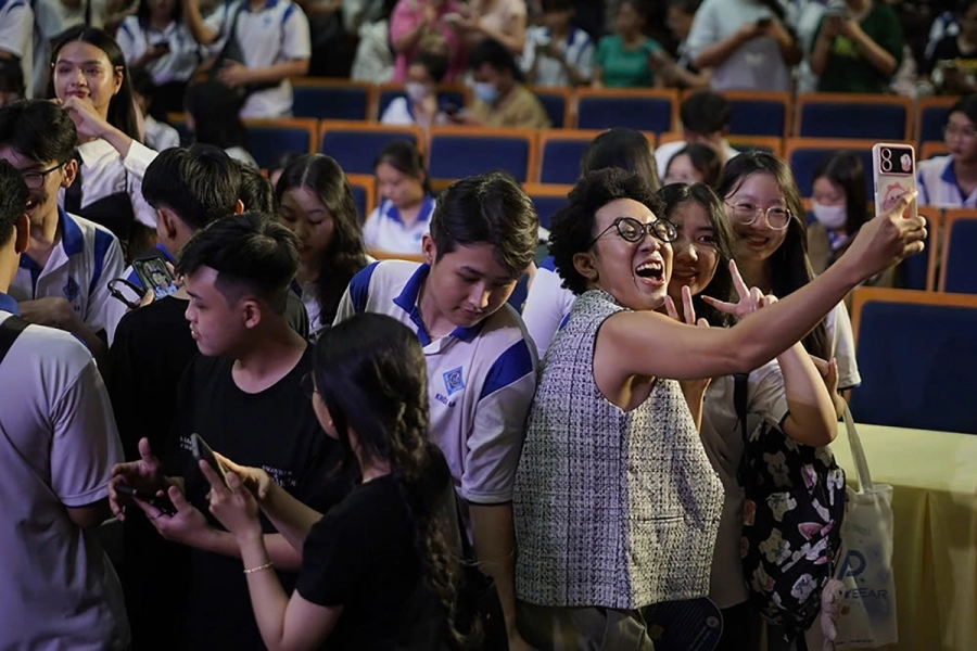 Diễn viên Năm Chà và hành trình Schooltour giúp sinh viên mạnh mẽ nói lời yêu thương