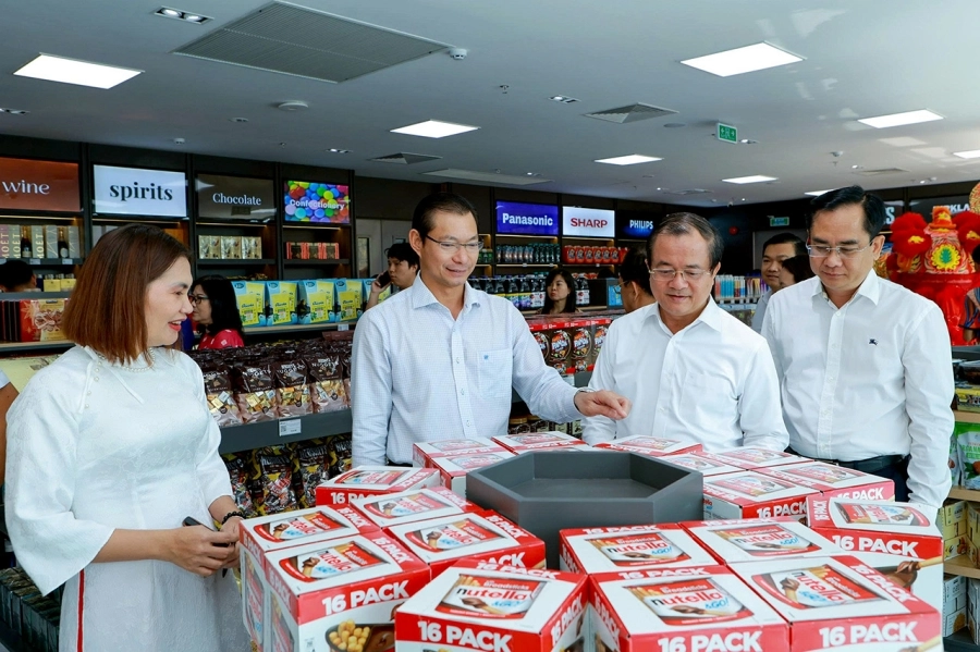 Cửa hàng miễn thuế Mộc Bài của ông Johnathan Hạnh Nguyễn đã khai trương